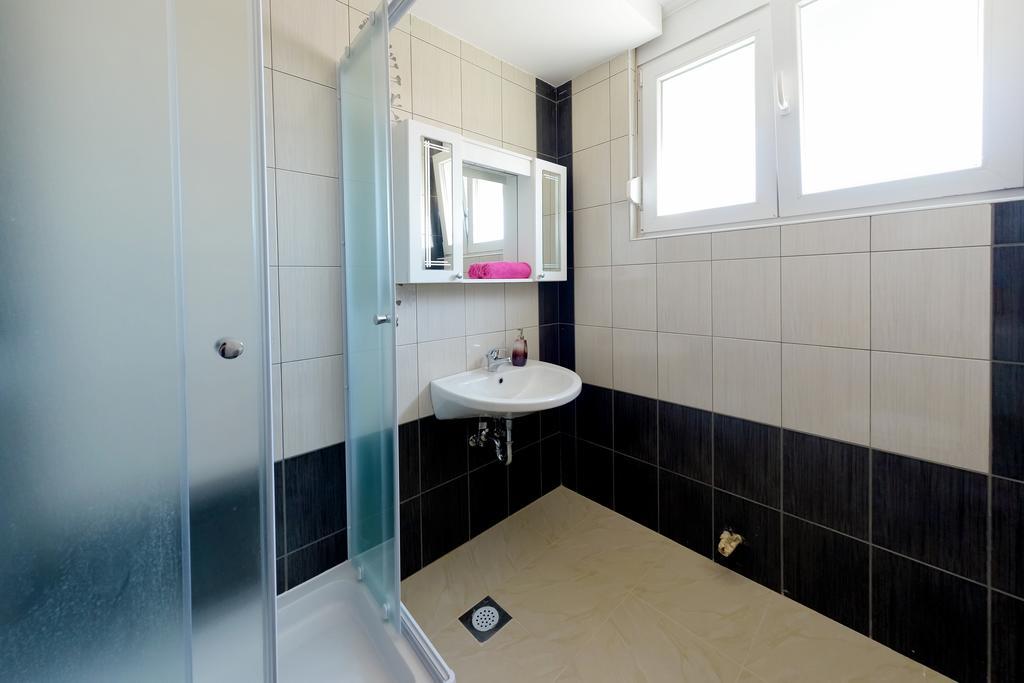 Cozy Two-Bedroom Apartment Задар Номер фото